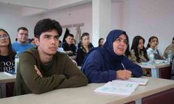 Yıllar sonra eğitim hayatına dönen kadın oğluyla aynı üniversitede okuyor