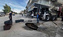 Yol çöktü, çevre esnafı çukuru kasalarla kapattı