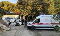 Yol vermek isterken çöp kamyonuyla 10 metrelik şarampole devrildiler: 3 yaralı