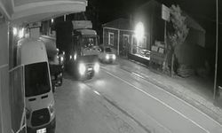 Yolda kalan kamyona otomobil arkadan çarptı