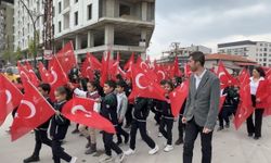 Yüksekova'da 110 metrelik dev bayrakla yürüyüş