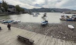 Zonguldak Limanı çöplüğe döndü: Derelerin taşıdığı atıklar deniz yüzeyini kapladı
