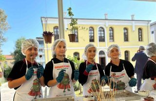 Artık ekmek ve keklerden çikolata topu yaptılar, israfa dikkat çektiler
