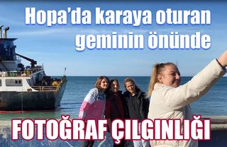 Hopa'da  karaya oturan geminin önünde fotoğraf çekmek için sıraya girdi