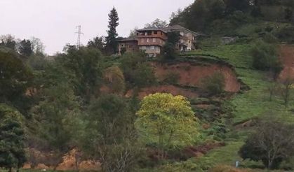 Rize'nin Pazar ilçesinde heyelan nedeniyle 5 ev boşaltıldı.
