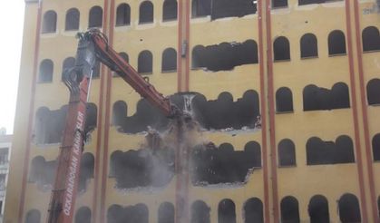 Rize'de riskli binaların yıkımına başlandı