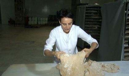 Ekmeğe müzik dinletiyor