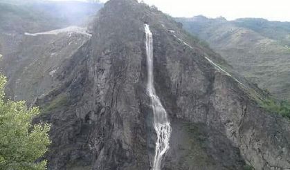 Dağı delip, yapay şelale yaptılar