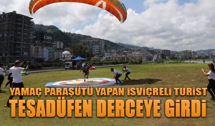 Tesadüfen paraşütle yarışmanın ortasına inen turist ödüllendirildi