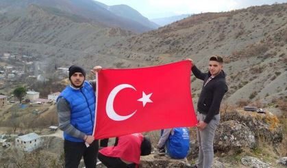 Şehitlerin anısına ilçenin en yüksek tepesine çıkıp Türk bayrağı astılar