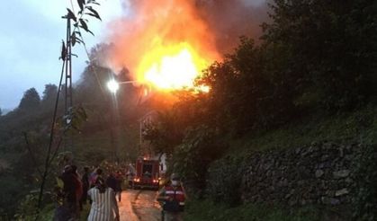 Trabzon’un Çaykara ilçesindeki yangın paniğe neden oldu