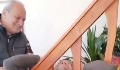 Kafası merdiven korkuluğuna böyle sıkıştı