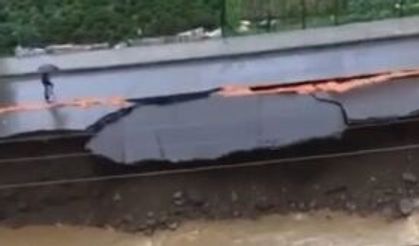 Rize’de bir vatandaş çöken yolda son anda kurtuldu