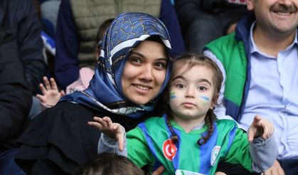 Çaykur Rizespor tribünlerinden renkli görüntüler