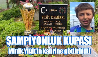 Rizespor’un şampiyonluk kupası minik Yiğit Demirel’in kabrine götürüldü