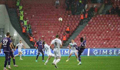 Trendyol Süper Lig: Samsunspor: 1 - Beşiktaş: 1 (İlk yarı)