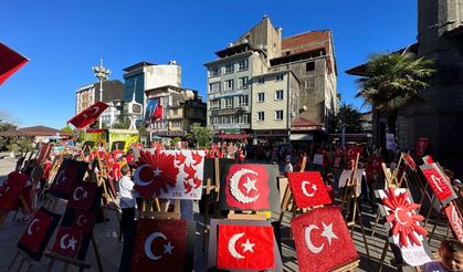 Öğrenciler tek tek boyadı, çay yaprağı, fındık, mısırla Türk Bayrağı yaptı