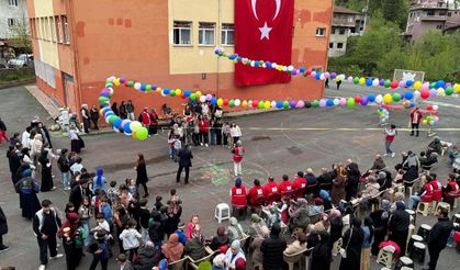 Rize'de çocuklar hem oynadı hem kutladı