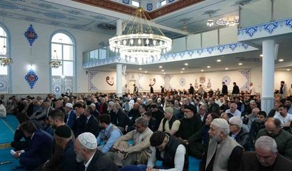 Köln’de yüzlerce Müslüman Kurban Bayramı namazını eda etti