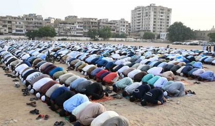 Pakistan’da Müslümanlar bayram namazı kıldı
