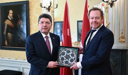 Bakan Tunç, Türkiye’den yıllar önce çalınarak yurtdışına çıkartılan tarihi çiniyi teslim aldı