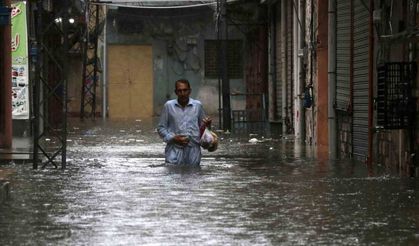 Pakistan’daki sellerde son 24 saatte 63 kişi hayatını kaybetti