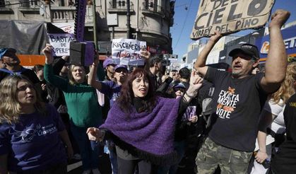 Arjantin Devlet Başkanı Milei’nin konvoyuna taşlı saldırı