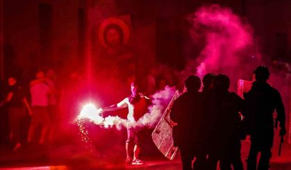 Sırbistan sokakları savaş alanına döndü