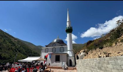 Rize'de Eskice Köyü Camii Yeniden İbadete Açıldı