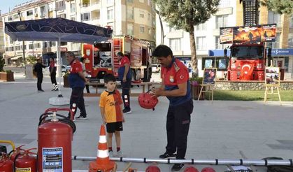 Çocuklara itfaiye ekipmanları anlatıldı