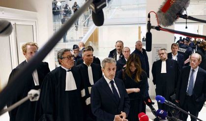 Fransa’nın eski Cumhurbaşkanı Sarkozy’e suç örgütü kurma suçundan 5 yıl hapis