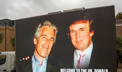 İngiltere’de Trump ve Epstein’ın fotoğrafını yayınlayan reklam aracına polis el koydu