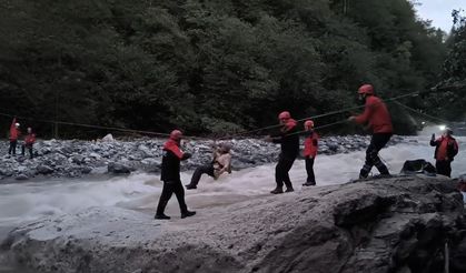 Rize’de kullandığı teleferik selde zarar görünce evinde mahsur kalan kadın kurtarıldı