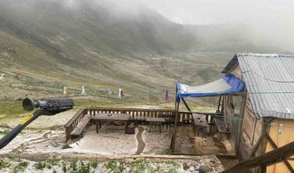 Rize’nin yüksek kesimlerde yer yer dolu yağışı görüldü