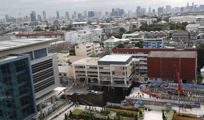 Tayland’da yol çöktü, bir araç 50 metrelik çukura düştü