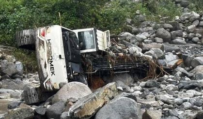 Tonlarca ağırlıktaki iş makineleri sel sularına kapıldı