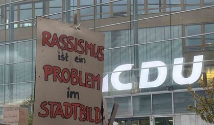 Almanya Başbakanı Merz, partisinin genel merkezi önünde binlerce kişi tarafından protesto edildi