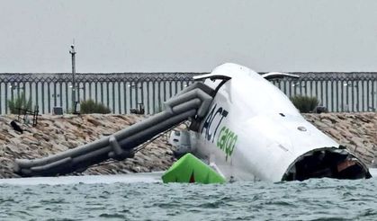 Hong Kong’a inişi sırasında pistten çıkan kargo uçağı denize sürüklendi