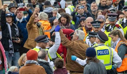 İngiltere’de dün gerçekleştirilen Filistin’e destek protestolarında gözaltı sayısı 492’ye yükseldi