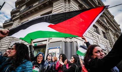 İtalya’da Küresel Sumud Filosu için başlatılan greve destek veren binlerce kişi sokağa döküldü