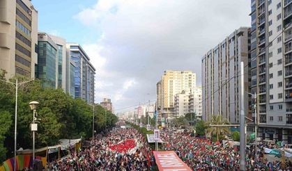 Pakistan’da binlerce kişi Gazze için yürüdü