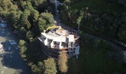 Fırtına Deresi kenarındaki 5 katlı tesis yıkıldı