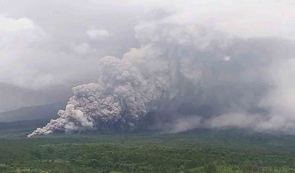 Endonezya’da Semeru Yanardağı patladı, alarm seviyesi en yüksek düzeye çıkarıldı