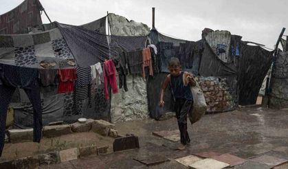 Gazze’de yoğun yağış nedeniyle çadırları su bastı