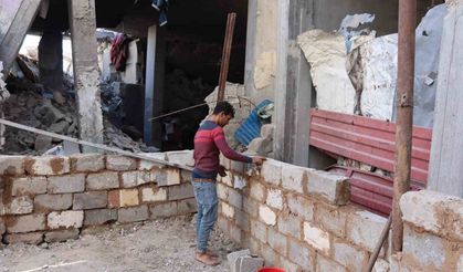 Gazzeli Hasaballah, İsrail saldırılarında yıkılan evini çamur ve taşlarla yeniden inşa ediyor