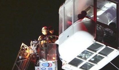 Japonya’da dönme dolapta mahsur kalan 20 kişi, 9 saatlik operasyonla kurtarıldı