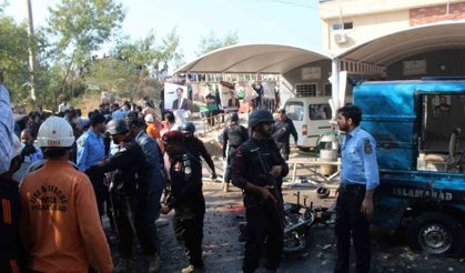 Pakistan’daki intihar saldırısını Pakistan Talibanı üstlendi