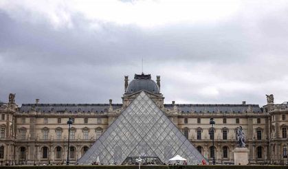 Louvre Müzesi’nde su sızıntısı: Yaklaşık 400 nadir kitap hasar gördü