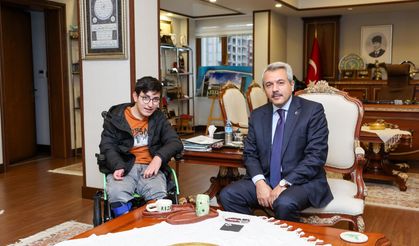 Engelli parkurunda ilk adımlarını attı, valiyi ziyaret etti