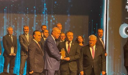 RTEÜ'lü öğretim üyesine Prof. Dr. Özel'e ödül